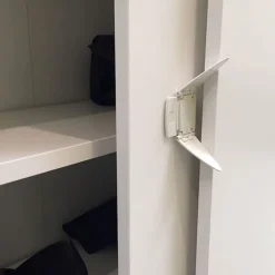 BabyDan skydedørsslås - 1 stk